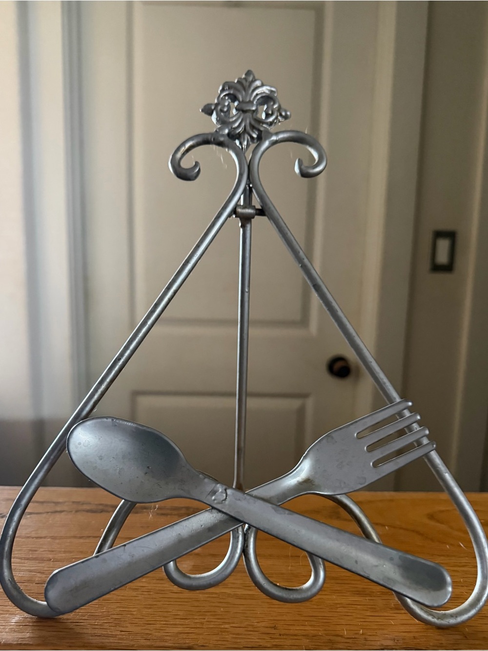 Metal Fork & Spoon Decorative Plate Stand - Silver